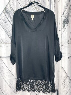 XCVI tunic featuring a v-neck and a detailed lace hem black M